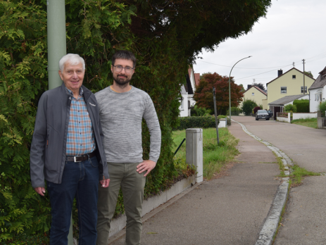 Herr Wieland und Herr Nuber von der Baugenossenschaft Wertingen vor einem Strassenschild