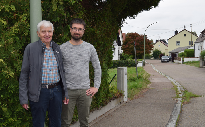Herr Wieland und Herr Nuber von der Baugenossenschaft Wertingen vor einem Strassenschild