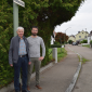 Herr Wieland und Herr Nuber von der Baugenossenschaft Wertingen vor einem Strassenschild