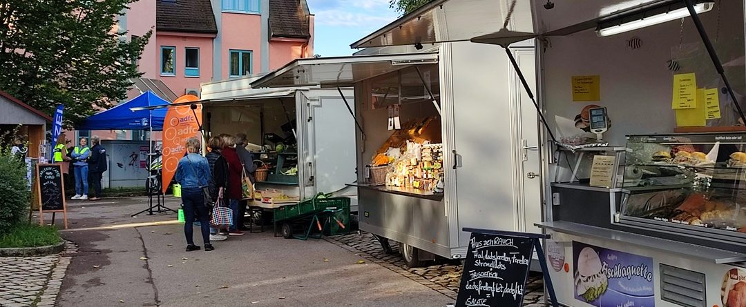 Sicht auf den Wertinger Wochenmarkt und dessen Stände