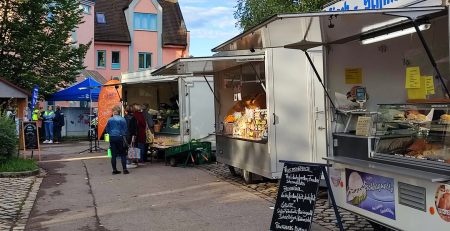 Sicht auf den Wertinger Wochenmarkt und dessen Stände