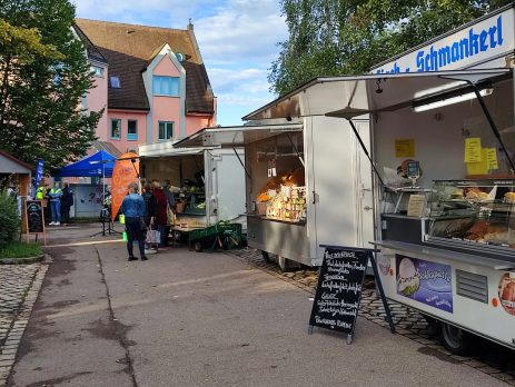 Sicht auf den Wertinger Wochenmarkt und dessen Stände