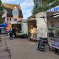 Sicht auf den Wertinger Wochenmarkt und dessen Stände