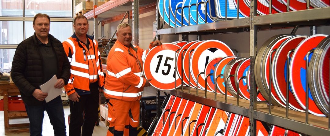 Im neuen Gebäude des Wertinger Betriebshofs ist endlich Platz vorhanden für Mitarbeiter, Geräte, Maschinen und Fuhrpark, das schätzt (rechts) Arthur Gebele, staatlich geprüfter Straßenwärter, unter anderem auch bezüglich der vielen Verkehrsschilder, die nun übersichtlich aufbewahrt werden können. Die Freude teilen Betriebshofleiter Reinhard Gribl (Mitte) und Stadtbaumeister Anton Fink. (Foto: Ulrike Hauke)