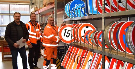 Im neuen Gebäude des Wertinger Betriebshofs ist endlich Platz vorhanden für Mitarbeiter, Geräte, Maschinen und Fuhrpark, das schätzt (rechts) Arthur Gebele, staatlich geprüfter Straßenwärter, unter anderem auch bezüglich der vielen Verkehrsschilder, die nun übersichtlich aufbewahrt werden können. Die Freude teilen Betriebshofleiter Reinhard Gribl (Mitte) und Stadtbaumeister Anton Fink. (Foto: Ulrike Hauke)