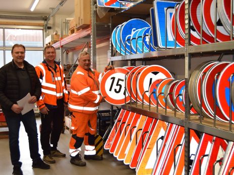 Im neuen Gebäude des Wertinger Betriebshofs ist endlich Platz vorhanden für Mitarbeiter, Geräte, Maschinen und Fuhrpark, das schätzt (rechts) Arthur Gebele, staatlich geprüfter Straßenwärter, unter anderem auch bezüglich der vielen Verkehrsschilder, die nun übersichtlich aufbewahrt werden können. Die Freude teilen Betriebshofleiter Reinhard Gribl (Mitte) und Stadtbaumeister Anton Fink. (Foto: Ulrike Hauke)