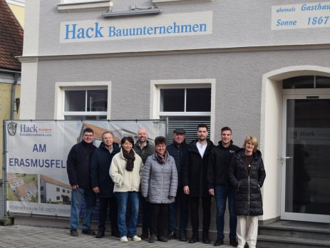 Zum gelungenen Wechsel in der Firmenleitung haben beim Bauunternehmen Hack gratuliert (von links) der Vorsitzende der Wirtschaftsvereinigung Wertingen, Hans Moraw und Wirtschaftsreferent der Stadt Wertingen, Franz Stepan, sie besuchten Katharina und Rainer Hack sowie Martina und Albert Hack anlässlich des erfolgreichen Generationenwechsels durch die Söhne Fabian und Stephan Hack, daneben Mitarbeiterin Alexandra Behringer.