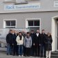 Zum gelungenen Wechsel in der Firmenleitung haben beim Bauunternehmen Hack gratuliert (von links) der Vorsitzende der Wirtschaftsvereinigung Wertingen, Hans Moraw und Wirtschaftsreferent der Stadt Wertingen, Franz Stepan, sie besuchten Katharina und Rainer Hack sowie Martina und Albert Hack anlässlich des erfolgreichen Generationenwechsels durch die Söhne Fabian und Stephan Hack, daneben Mitarbeiterin Alexandra Behringer.