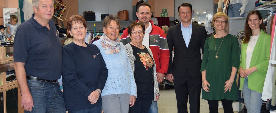 Vertreter des BRK im neuen Laden