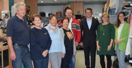 Vertreter des BRK im neuen Laden
