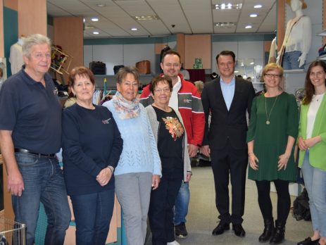Vertreter des BRK im neuen Laden