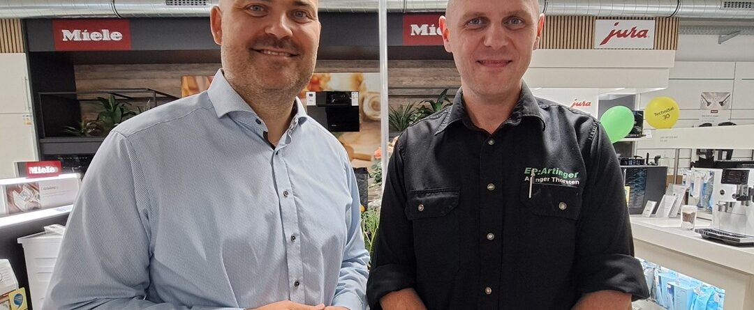 1. Bürgermeister Seitz mit Herrn Artinger im neuen Laden