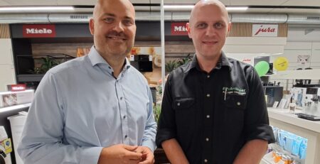 1. Bürgermeister Seitz mit Herrn Artinger im neuen Laden
