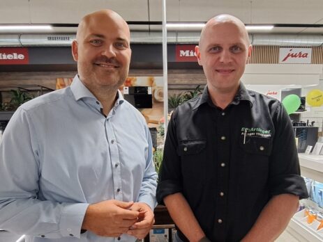1. Bürgermeister Seitz mit Herrn Artinger im neuen Laden